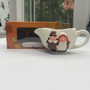 New Lilgrim Pair Gravy Boat